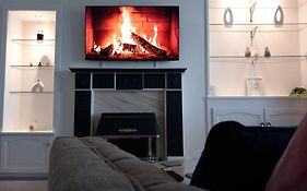 Springfield Apartment - Train To Glasgow Or Edinburgh - Private Parking & Wifi